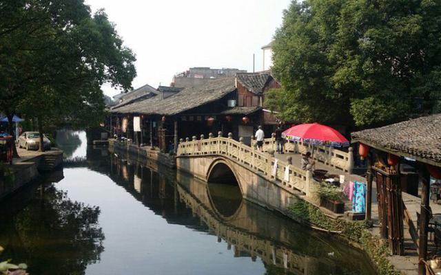 西宁一女子在火锅店就餐,老鼠在头顶摇摇欲坠,门店:顺着电线跑来的,每周有消杀